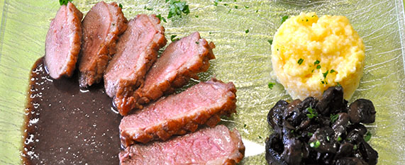 Magret de canard au Fleurie et à la moutarde au moût de raisin
