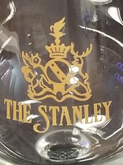 The Stanley – Wine Glass – 7-1/2&Prime; Tall » – Clear Glass with Gold Artwork