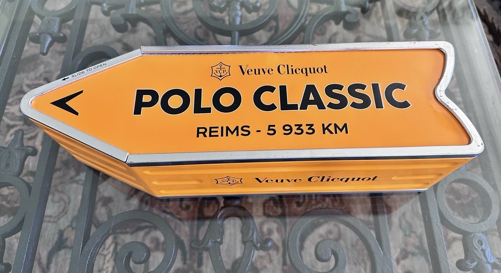 VEUVE CLICQUOT Champagne Orange Arrow Sign Metal Tin Box – EUC (r1)