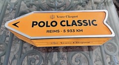 VEUVE CLICQUOT Champagne Orange Arrow Sign Metal Tin Box – EUC (r1)