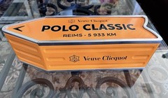 VEUVE CLICQUOT Champagne Orange Arrow Sign Metal Tin Box – EUC (r1)