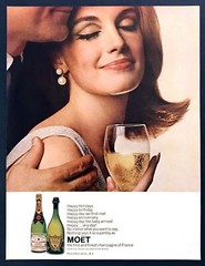 1966 Man & Woman Hugging MOET Champagne photo « Happy Any Day » vintage print ad