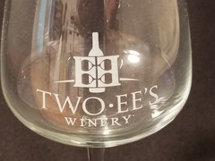 Two-EE&rsquo;s Winery – Huntington, IN – Wine Glass – White Artwork – 8-1/2&Prime; Tall