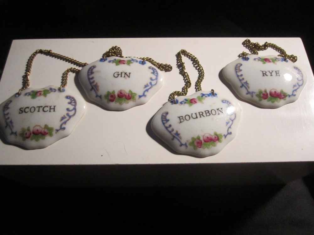 4 PORCELAIN HAND PAINTED LIQUOR TAG LABELS SCOTCH GIN BOURBON RYE VTG – TUB SCCC