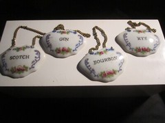 4 PORCELAIN HAND PAINTED LIQUOR TAG LABELS SCOTCH GIN BOURBON RYE VTG – TUB SCCC