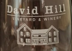 David Hill Vineyard & Winery – Oregon – Wine Glass – White Artwork – 7&Prime; Tall
