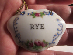4 PORCELAIN HAND PAINTED LIQUOR TAG LABELS SCOTCH GIN BOURBON RYE VTG – TUB SCCC