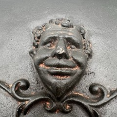Metal VTG “In Vino Veritas” Plaque “In Wine There Is Truth” Raised Smiling Face