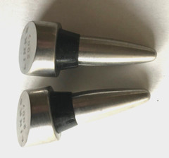 PAIR OF VINTAGE WINE STOPPERS MARKED « LINKS 2007 »