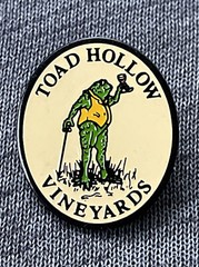 Rare Toad Hollow Vineyards Souvenir Lapel Pin Winery Vino Healdsburg California