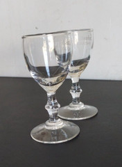 SEBASTIANI VINEYARDS SOUVENIR WINE GLASS SET. ANNULAR MEDIAL KNOP STEM
