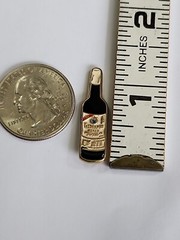 Valdespiro Wine Bottle Lapel Pin Winery Spain Vineyard
