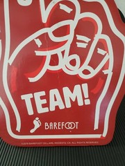 BAREFOOT WINE AND BUBBLY WALL « GO TEAM » ADVERTISING 20&Prime; SIGN WITH STAND STICKS