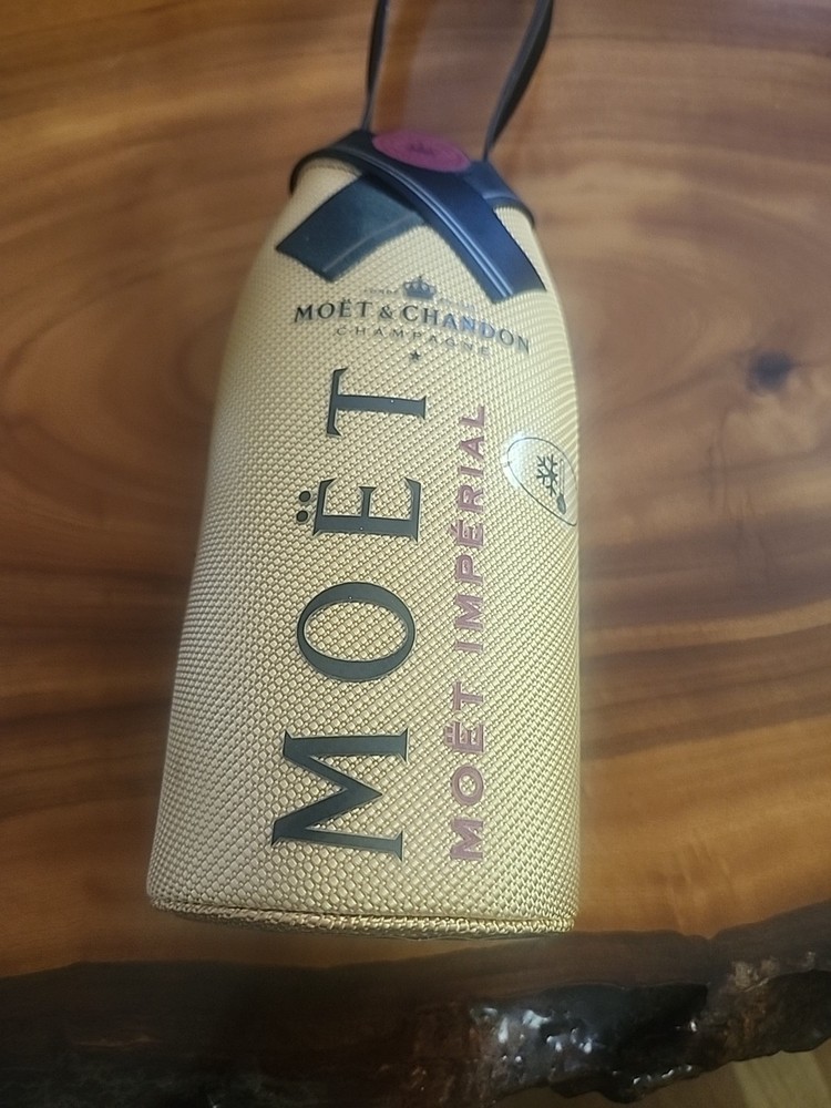 MOET & CHANDON CHAMPAGNE ISOTHERM BOTTLE SUIT 750ml