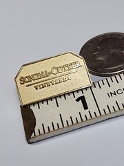 Sonoma-Cutter Vineyards Souvenir Lapel Pin Gold Color Windsor California