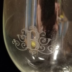 Wine Glass with Lovely Ornate « B » Logo – White Artwork – 8-1/2&Prime; Tall