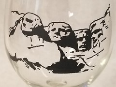 Mount Rushmore – Wine Glass – 7&Prime; Tall – Graphics are of Historic Mount Rushmore