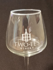 Two-EE&rsquo;s Winery – Huntington, IN – Wine Glass – White Artwork – 8-1/2&Prime; Tall