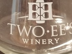 Two-EE&rsquo;s Winery – Huntington, IN – Wine Glass – White Artwork – 8-1/2&Prime; Tall