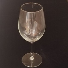 Wine Glass with Lovely Ornate « B » Logo – White Artwork – 8-1/2&Prime; Tall