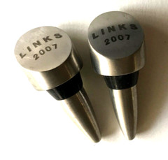 PAIR OF VINTAGE WINE STOPPERS MARKED « LINKS 2007 »