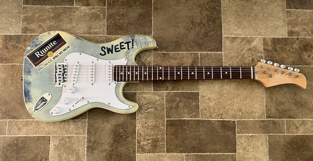 Riunite Wine Electric Promotional Guitar Game Room Man Cave Bar Pub Music Beer