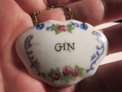 4 PORCELAIN HAND PAINTED LIQUOR TAG LABELS SCOTCH GIN BOURBON RYE VTG – TUB SCCC