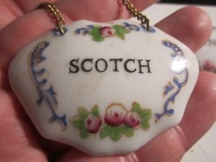 4 PORCELAIN HAND PAINTED LIQUOR TAG LABELS SCOTCH GIN BOURBON RYE VTG – TUB SCCC