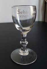 SEBASTIANI VINEYARDS SOUVENIR WINE GLASS SET. ANNULAR MEDIAL KNOP STEM