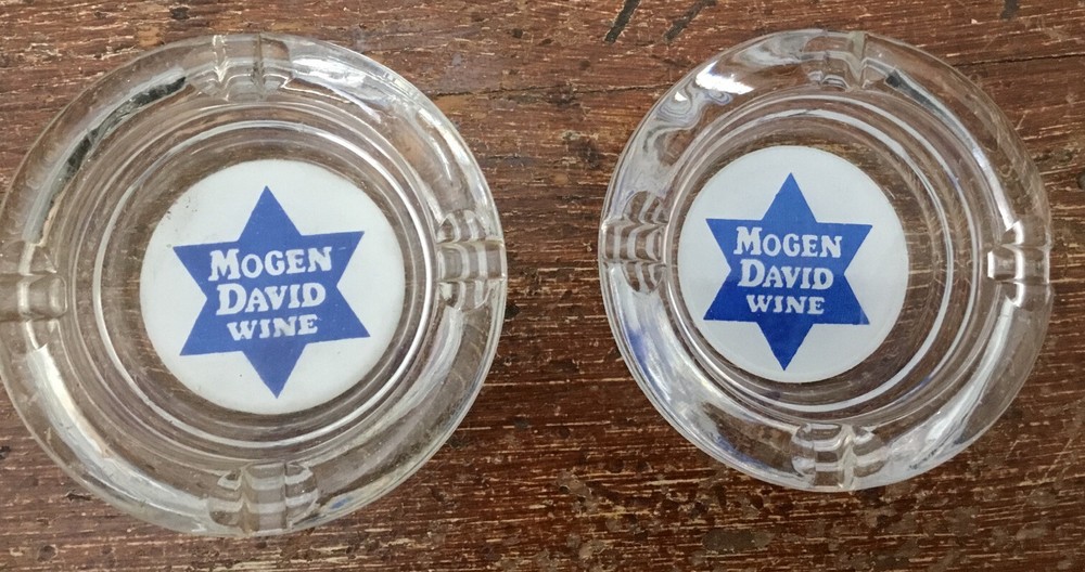 Lot Of 2 MOGEN DAVID WINE Ashtrays Vintage 3 1/2” Clear Glass Preowned