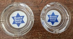 Lot Of 2 MOGEN DAVID WINE Ashtrays Vintage 3 1/2” Clear Glass Preowned