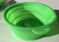 2 Barefoot Winery Advertising Collapsible Rubber Dog Bowl Wine
