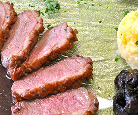 Magret de canard au Fleurie et à la moutarde au moût de raisin